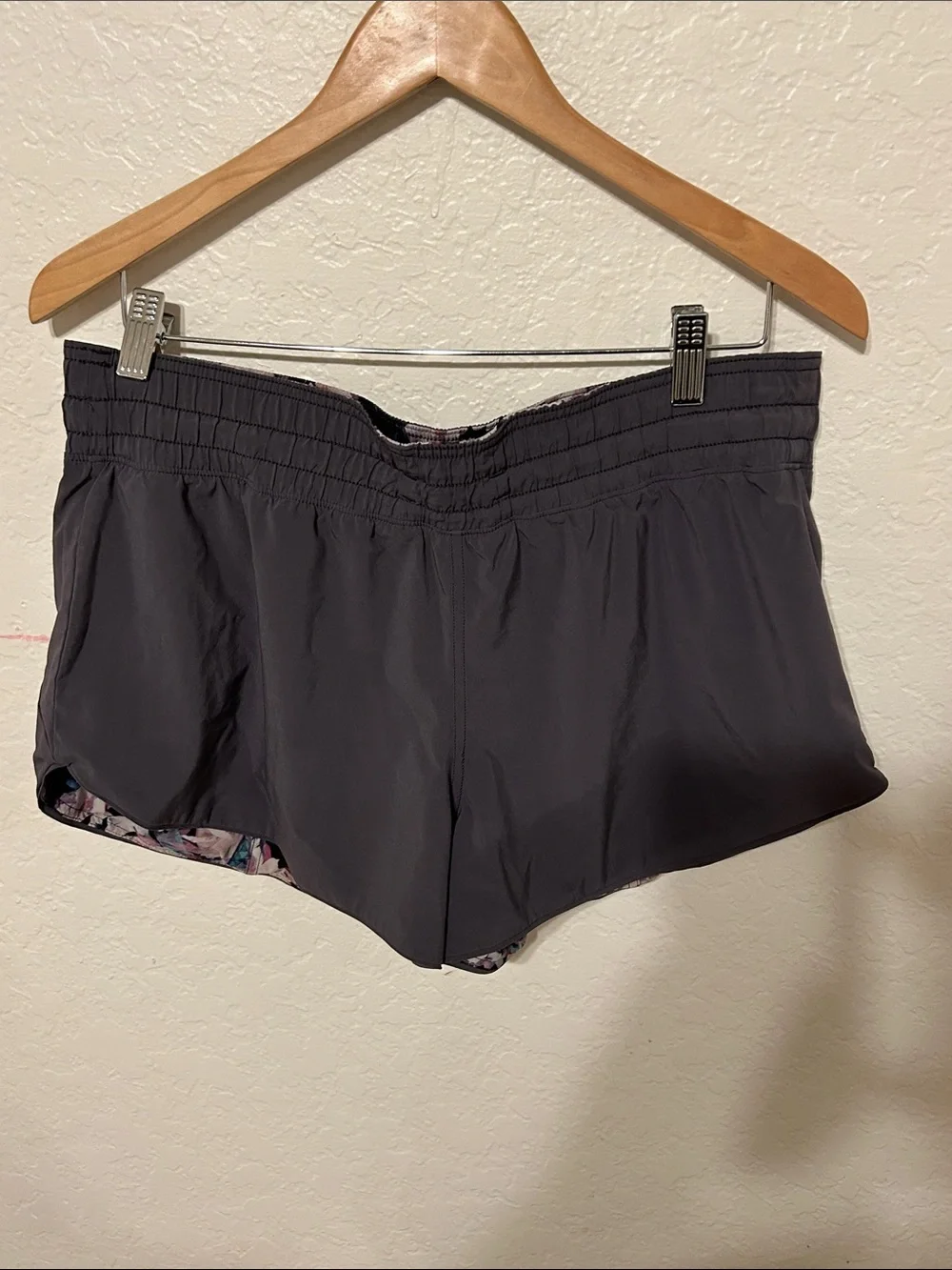 ⚓️Lululemon athletica Purple Floral Athletic Shorts size 10 GUC